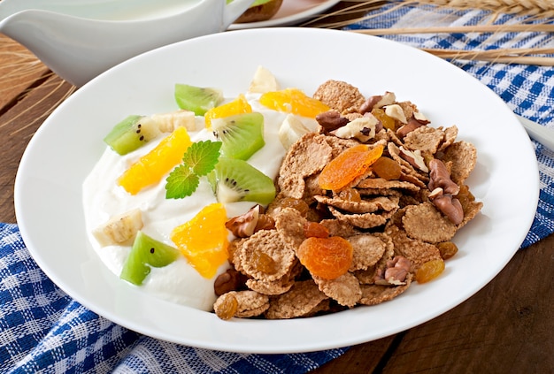 Dessert Sain Avec Muesli Et Fruits Dans Une Assiette Blanche Sur La Table