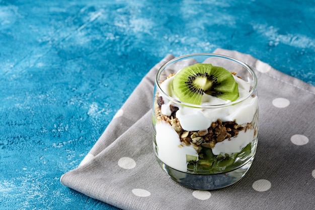 Dessert sain végétarien avec kiwi, granola et fromage cottage fouetté avec serviette à pois