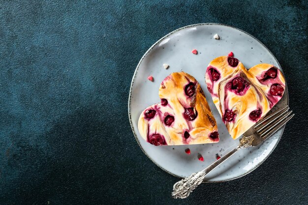 Dessert de la Saint-Valentin. Dessert de la Saint-Valentin. Brownie cheesecake en forme de coeur avec cerise. Dessert de la fête des mères. Dessert de fête des pères. Gâteau du jour des femmes. Gâteau au fromage coeur. Gâteau coeur.