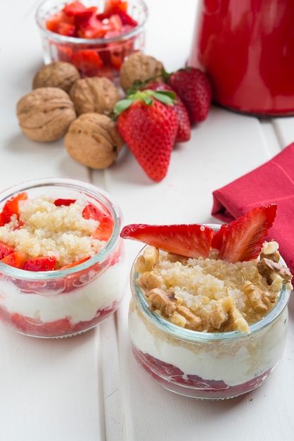 Dessert santé, quinoa, fraise, noix et yaourt.