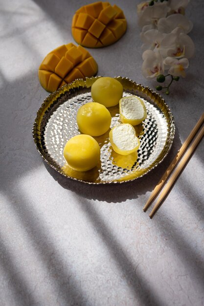 Dessert savoureux Mochi à la mangue sur fond gris