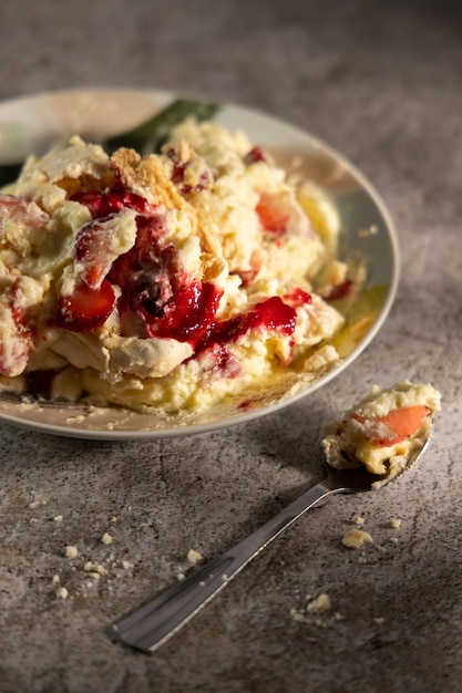 Dessert servi dans une assiette avec une boisson chaude