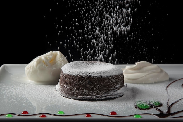 Dessert soufflé dans une assiette blanche