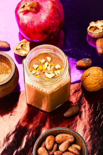 Dessert sucré au lait avec cacao et grenade