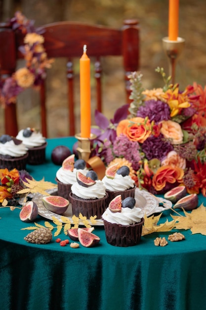 Dessert sucré d'automne décoré sur une table