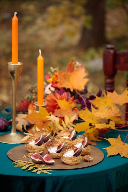 Dessert sucré d'automne décoré sur une table