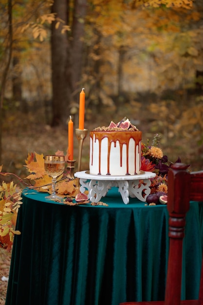 Dessert sucré d'automne décoré sur une table