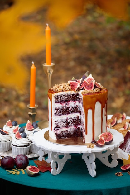 Dessert sucré d'automne décoré sur une table
