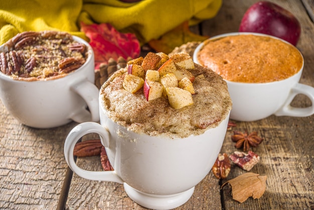 Dessert sucré d'automne et d'hiver. Gâteaux d'automne traditionnels, tartes au micro-ondes - tarte à la citrouille, tarte croustillante aux pommes, gâteau aux noix de pécan