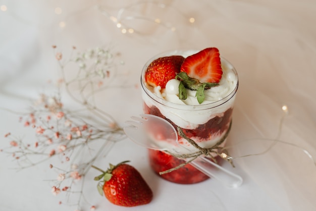 Dessert sucré aux fraises dans un verre