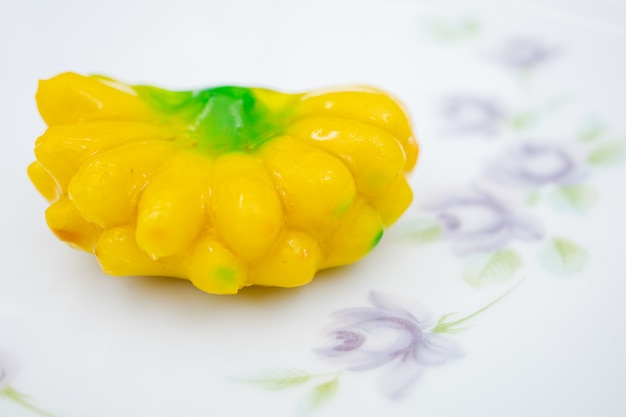 Dessert sucré aux fruits dans un plat blanc