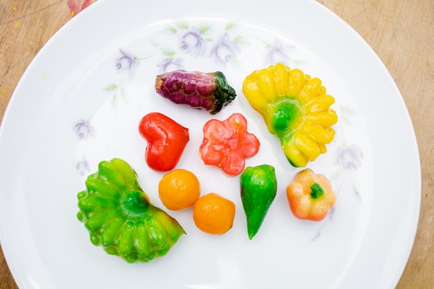 Dessert sucré aux fruits dans un plat blanc