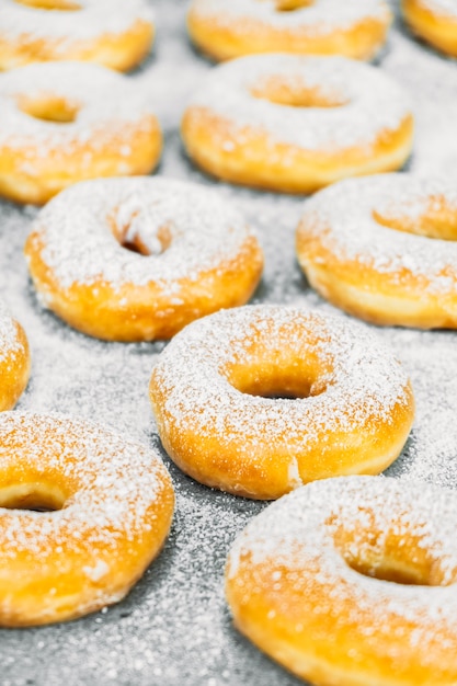 Dessert sucré avec beaucoup de beignets