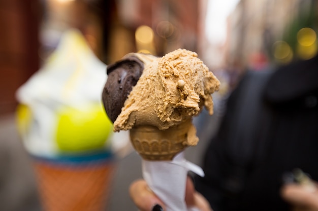 Photo dessert sucré de cornet de crème glacée gelato dans la ville de florence