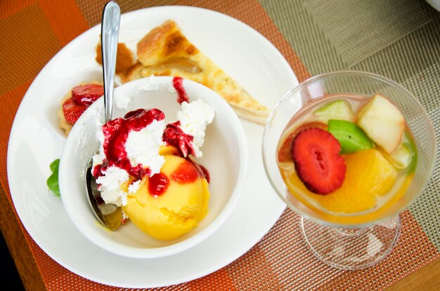 Dessert sucré et crème glacée au service de buffet de nourriture au restaurant de l'hôtel en Thaïlande