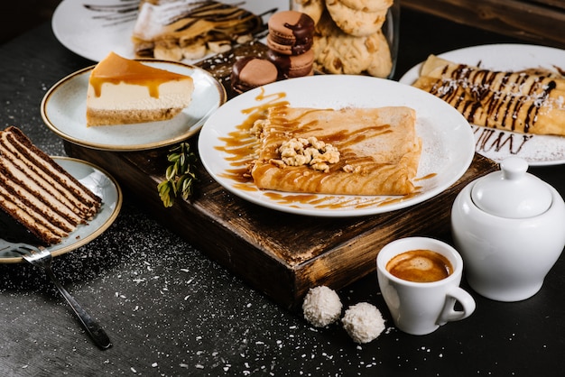 Dessert Sucré De Crêpes Et Gâteaux En Composition Sur Fond Noir