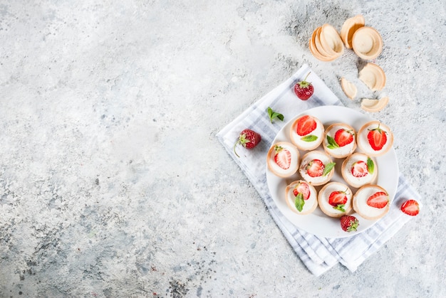 Dessert sucré estival fait maison, mini gâteaux au fromage