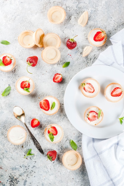 Dessert sucré estival fait maison, mini gâteaux au fromage