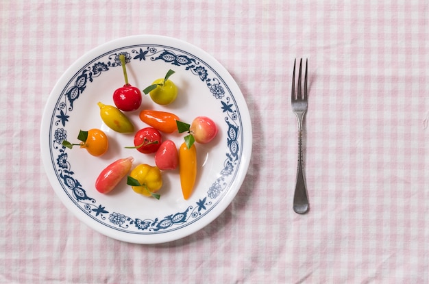 Dessert Sucré En Forme De Fruit Sur Plat Avec Une Petite Fourchette Sur Fond Rose