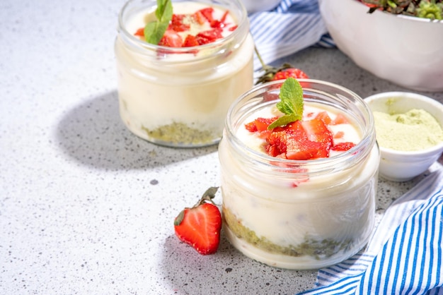 Dessert sucré à la fraise matcha