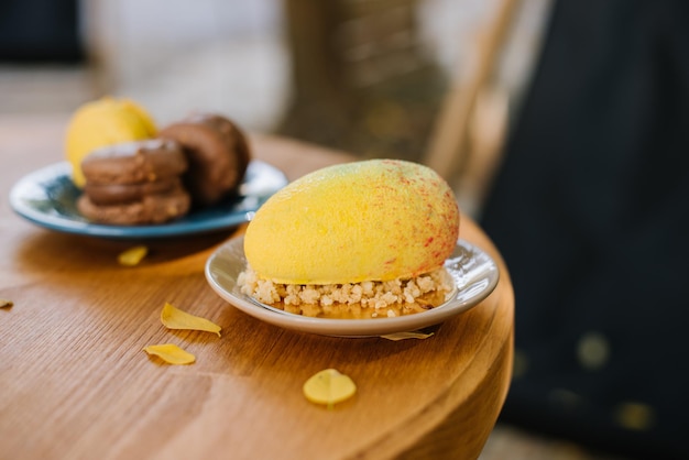 Dessert sucré de mangue sur la table en bois