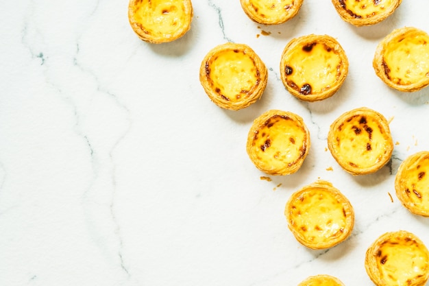 Dessert sucré avec des œufs à tarte