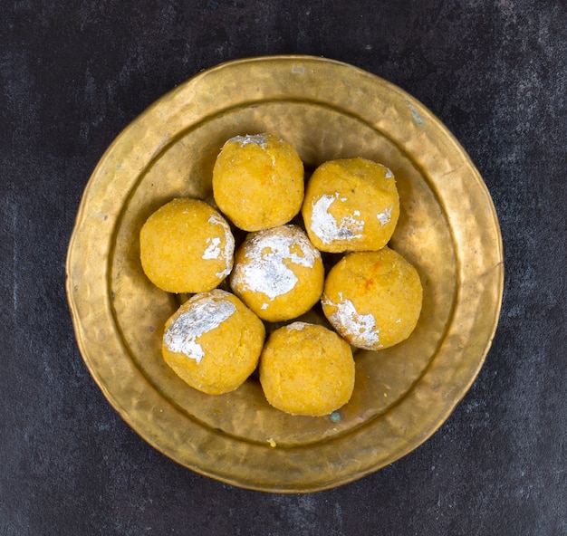 Dessert sucré traditionnel indien Besan Laddu