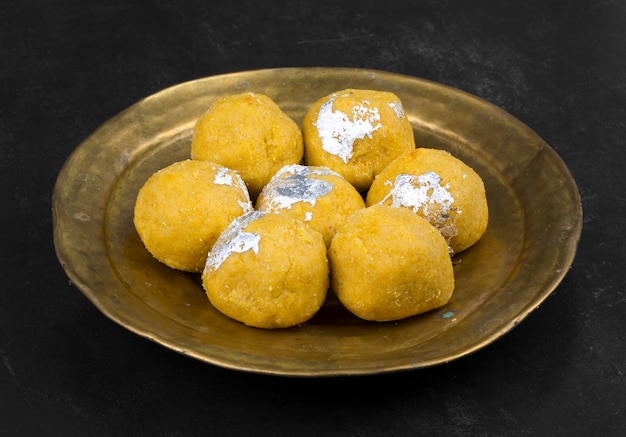 Dessert sucré traditionnel indien Besan Laddu