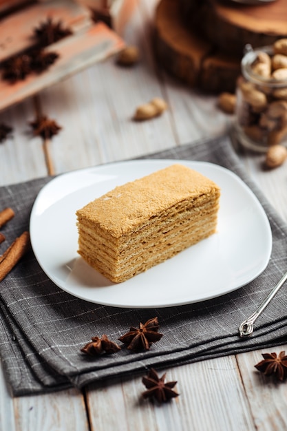 Dessert sucré tranche de gâteau au miel sur une plaque