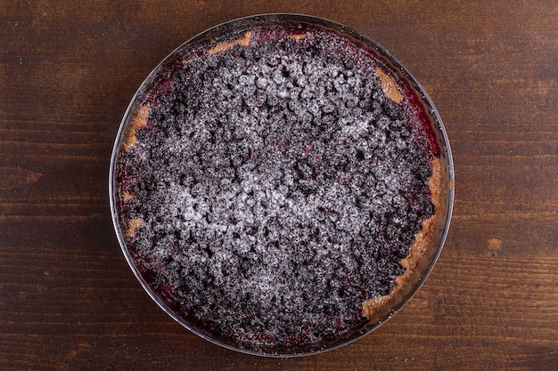 Un dessert de tarte au raisin biologique fait maison, prêt à manger.