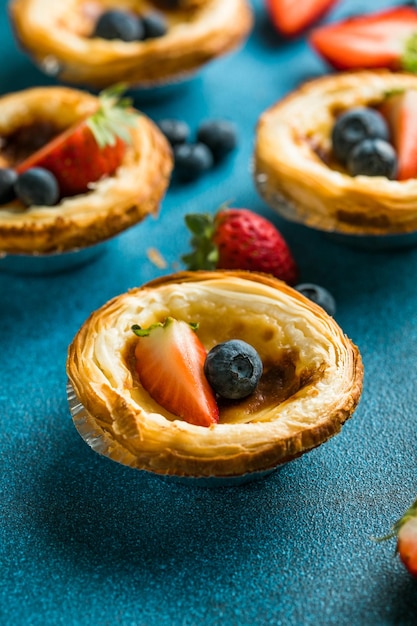 Dessert tarte aux oeufs traditionnel portugais Pasteis Pastel de nata ou Pasteis de Belemv