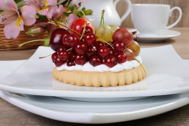 Dessert de tartes au sable avec chantilly et fruits frais