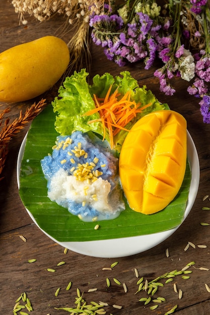 Dessert thaï au riz gluant à la mangue