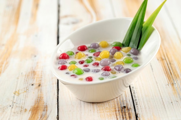 Dessert thaïlandais Bua Loy ou Bua Loi avec petites boules de boulettes de gâteau de riz