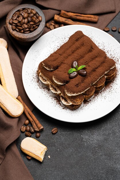 Dessert tiramisu classique sur une assiette en céramique