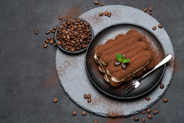 Dessert tiramisu classique sur une assiette en céramique