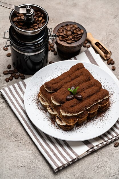 Dessert tiramisu classique sur une assiette en céramique