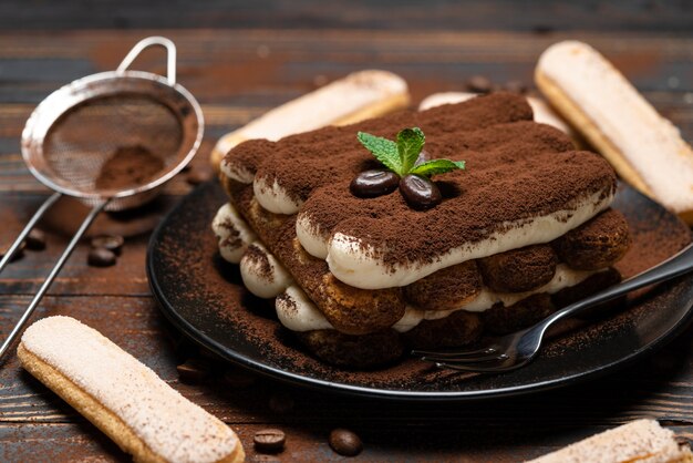 Photo dessert tiramisu classique sur une assiette en céramique