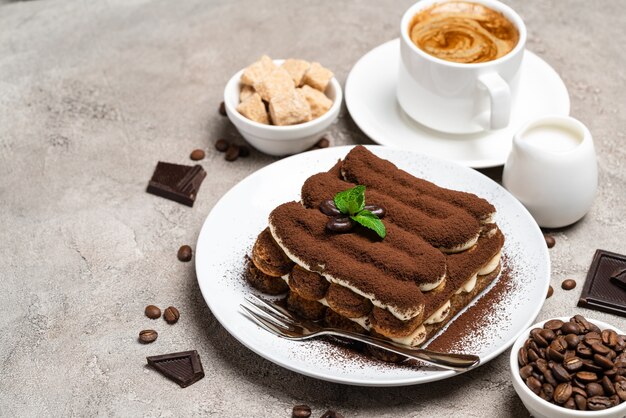 Dessert tiramisu classique sur une assiette en céramique