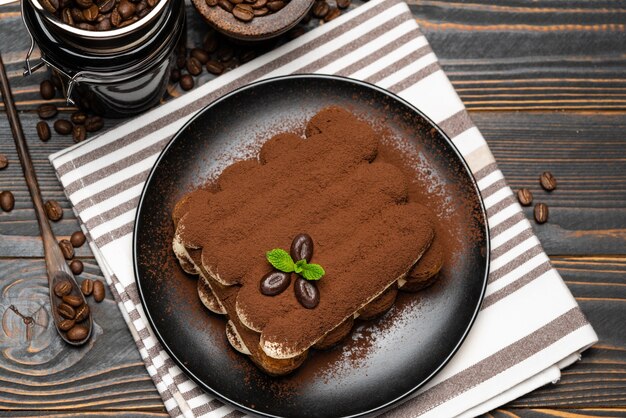 Dessert tiramisu classique sur une assiette en céramique