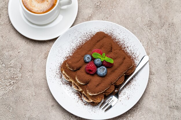 Dessert tiramisu classique aux framboises et myrtilles