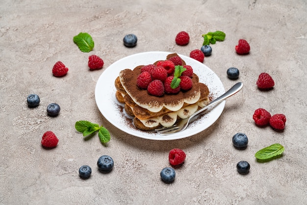 Dessert tiramisu classique aux framboises et myrtilles