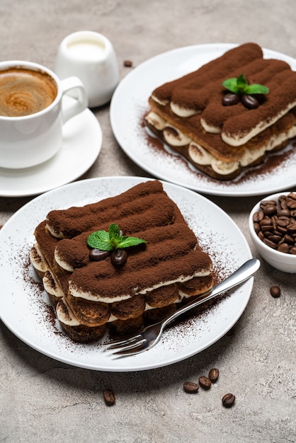 Dessert tiramisu classique et une tasse de café