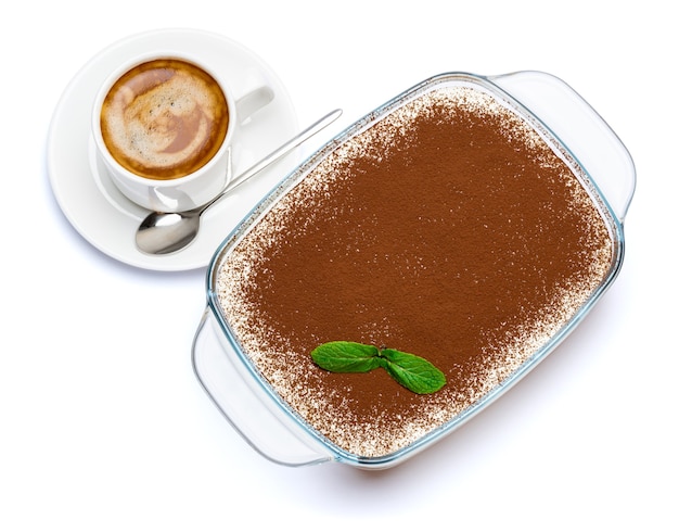 Dessert Tiramisu dans un plat de cuisson en verre