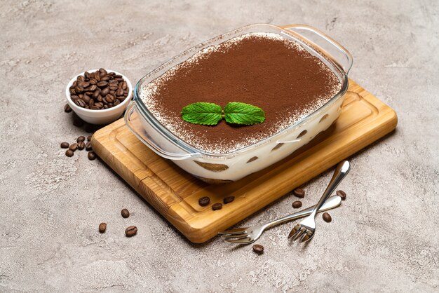 Dessert Tiramisu dans un plat de cuisson en verre