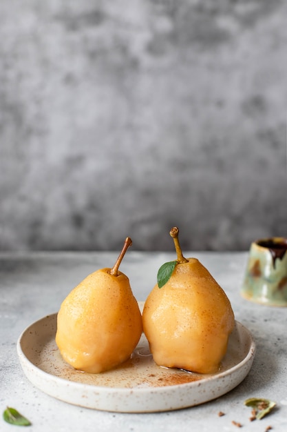 Dessert traditionnel aux poires pochées à la cannelle