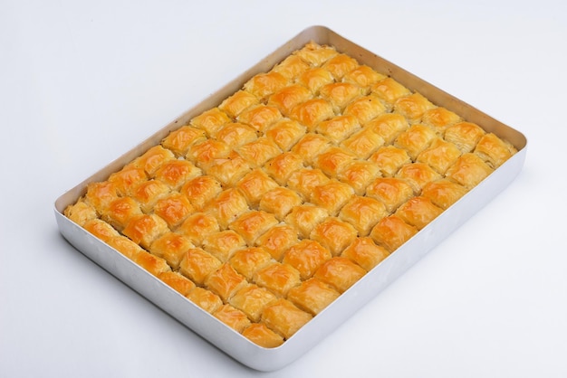 dessert traditionnel baklava turc, bien connu au moyen-orient et délicieux isolé sur fond blanc