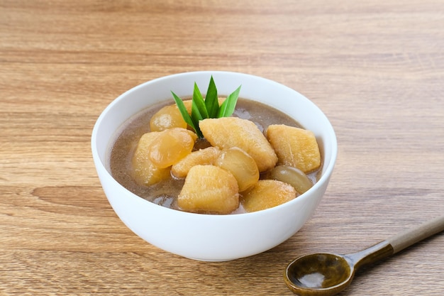 Dessert traditionnel indonésien Kolak Pisang à base de banane avec du sucre de palme au lait de coco