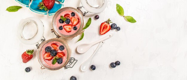Dessert traditionnel italien panna cotta avec gelée de fraise dessert au yogourt d'été espace format bannière longue pour le texte