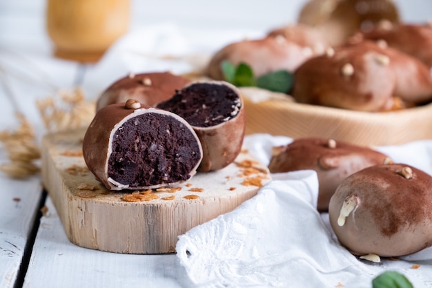 Photo dessert traditionnel russe, gâteau aux pommes de terre au chocolat et à la truffe.